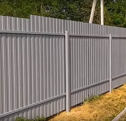 фотография забора из профнастила С8 RAL8017 изнутри участка в&nbsp;Владивостоке